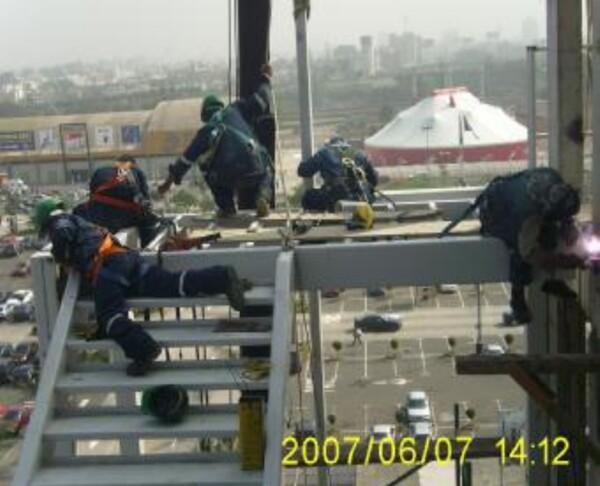 2007 – Jockey Plaza – Fabricación y montaje de estructuras metálicas para centro médico Jockey salud