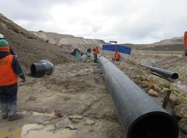 2011 – Yanacocha – Poza de agua tratada AWTP este-instalación de tuberías de 24”ᶲ de acero al carbono y HDPE
